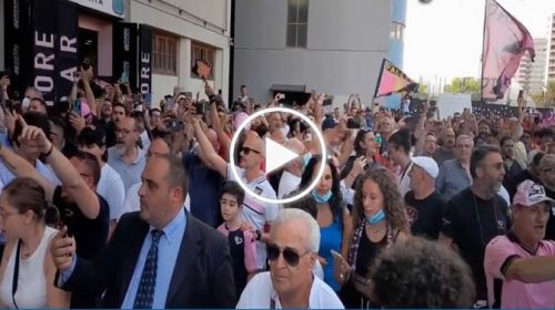 Palermo, i dirigenti della società dello sceicco Mansour accolti dai tifosi: le immagini – VIDEO
