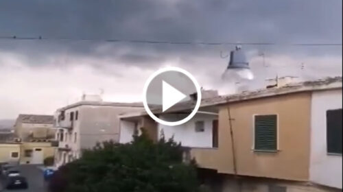 Noto, riprende l’arrivo del temporale dalla finestra: fulmine cade a pochissimi metri – Impressionante VIDEO
