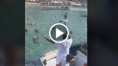 Intramontabile Magic Johnson: Standing Ovation per lui in mezzo al mare di Cefalù – VIDEO