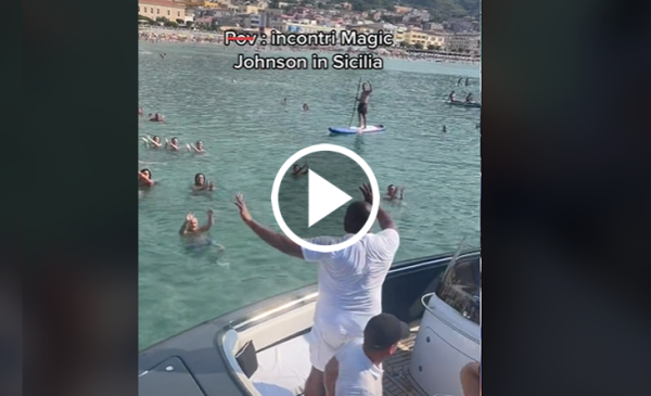 Intramontabile Magic Johnson: Standing Ovation per lui in mezzo al mare di Cefalù – VIDEO