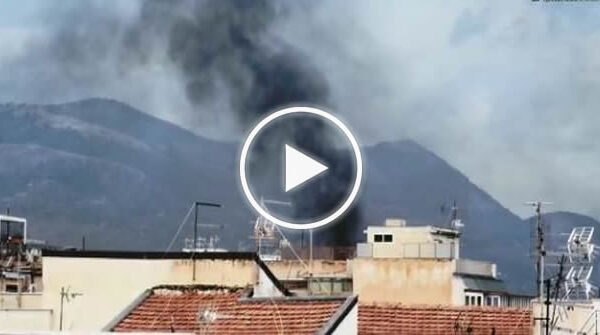 Scoppiano due incendi in appartamento a Palermo, colonna di fumo nero in centro – VIDEO