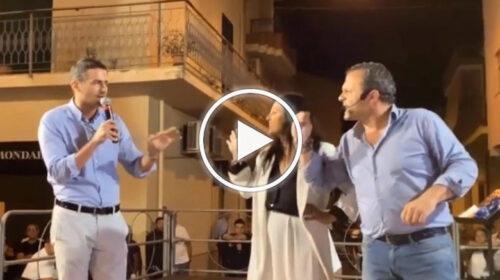 Scontro sul palco tra De Luca ed il sindaco di Furci Siculo – VIDEO