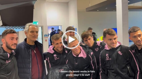 Il Palermo conclude il suo viaggio a Manchester incontrando Andrea Bocelli all’aeroporto: il saluto alla squadra – VIDEO