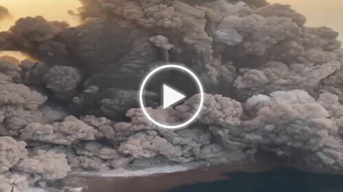 Stromboli, le impressionanti immagini del flusso piroclastico che ha innescato lo tsunami – IL VIDEO