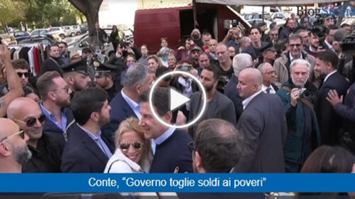 “Governo toglie soldi ai poveri” bagno di folla allo Zen per Giuseppe Conte in difesa del Reddito di Cittadinanza – VIDEO