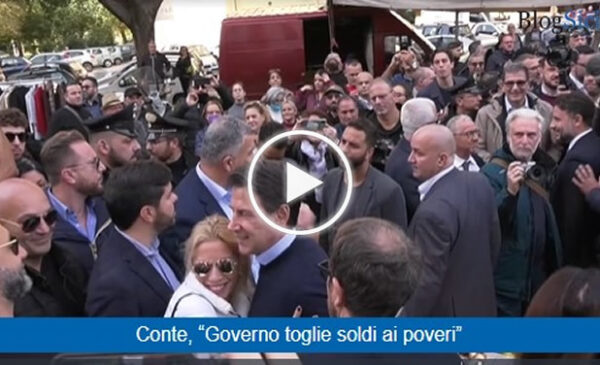 “Governo toglie soldi ai poveri” bagno di folla allo Zen per Giuseppe Conte in difesa del Reddito di Cittadinanza – VIDEO