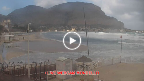 Maltempo, forti mareggiate sul Tirreno: onde lunghe inghiottono la spiaggia di Mondello – VIDEO