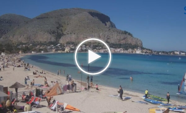 Palermitani e turisti affollano la spiaggia di Mondello: le immagini IN DIRETTA – VIDEO
