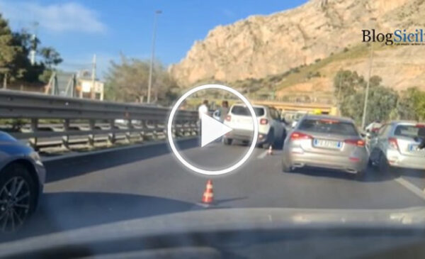 Incidente sull’A29 a Capaci, un ferito e traffico nel caos, code chilometriche – IL VIDEO