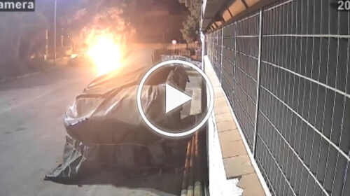 Sparge benzina sull’auto, dà fuoco e scappa: le immagini dell’intimidazione alla giornalista – VIDEO
