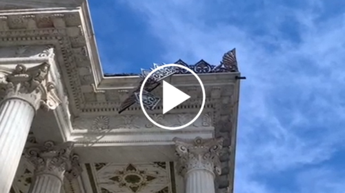 Piazza Castelnuovo, crolla fregio metallico del Tempietto – VIDEO