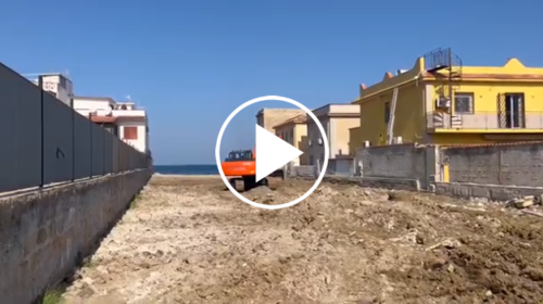Residence abusivo sul lungomare a Carini, demolizione quasi completata – VIDEO