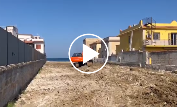 Residence abusivo sul lungomare a Carini, demolizione quasi completata – VIDEO