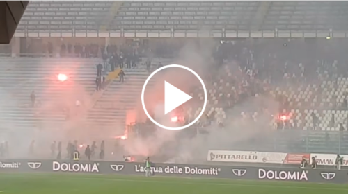 Tensione a Padova, tifosi rossazzurri escono dal settore ospiti: le immagini degli scontri – VIDEO