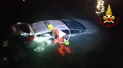 Palermo, auto finisce in mare nel porticciolo: le immagini da Isola delle Femmine – VIDEO
