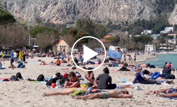 Primo weekend di primavera baciato dal sole: a Mondello folla in spiaggia e tuffi – VIDEO