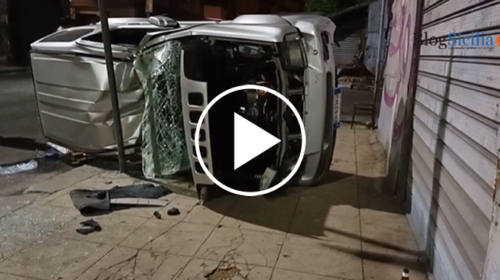 Rocambolesco incidente nella notte in corso Alberto Amedeo, scontro tra due auto, feriti in ospedale – IL VIDEO