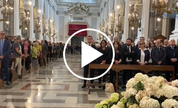 In migliaia ai funerali di Vincenzo Agostino, l’ultimo saluto al guerriero: “Portiamo avanti noi la sua battaglia” – VIDEO
