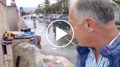 Tranciato tubo dell’acqua, strada allagata in via Messina Marine – VIDEO