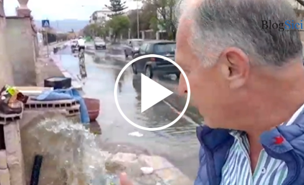 Tranciato tubo dell’acqua, strada allagata in via Messina Marine – VIDEO