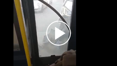 Furgone si schianta contro un bus in via Libertà, paura tra i passeggeri – VIDEO