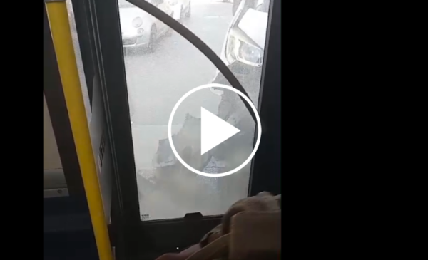 Furgone si schianta contro un bus in via Libertà, paura tra i passeggeri – VIDEO