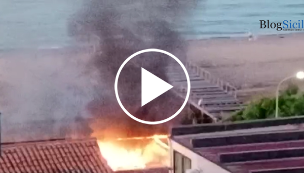 Fiamme in via Messina Marine, incendio al pontile di Romagnolo – VIDEO