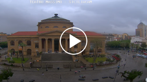 Piove su Palermo, peggioramento in atto: le immagini IN DIRETTA dal centro città – VIDEO