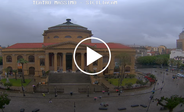 Piove su Palermo, peggioramento in atto: le immagini IN DIRETTA dal centro città – VIDEO