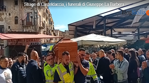 Strage di Casteldaccia, gli operai dell’Amap portano in spalla il corpo di Giuseppe – VIDEO