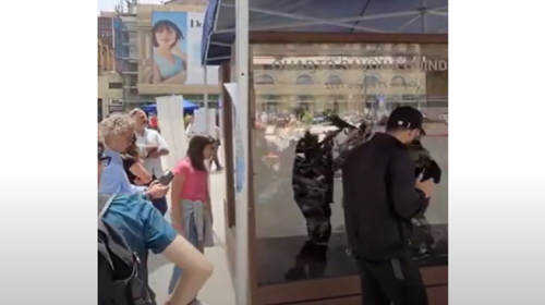 In piazza Politeama tanti turisti e palermitani per la teca dell’auto della scorta di Falcone – VIDEO