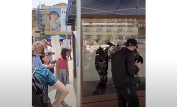 In piazza Politeama tanti turisti e palermitani per la teca dell’auto della scorta di Falcone – VIDEO