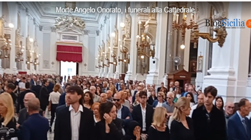 I funerali di Angelo Onorato, dolore e rabbia per l’ultimo saluto: “Non crediamo al suicidio, lottiamo per avere giustizia” – VIDEO