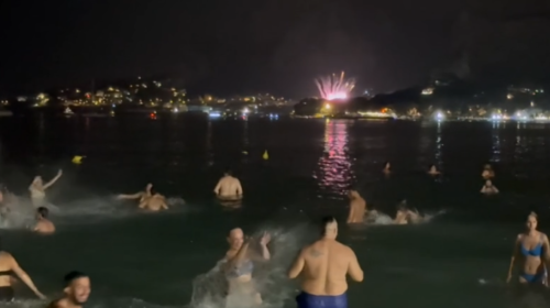 Bagno di mezzanotte, balli di gruppo e fuochi d’artificio: il rito del Ferragosto sulla spiaggia di Mondello – VIDEO