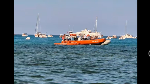 Gommone affonda a Mondello: bagnini soccorrono sei persone – IL VIDEO