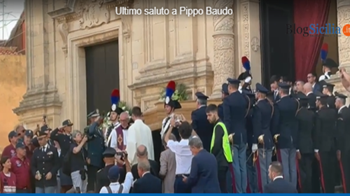 L’ultimo applauso per Pippo Baudo, il saluto della sua Militello invasa dal mondo della Tv – VIDEO