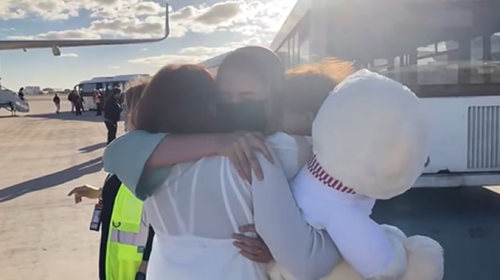 Palermo accoglie Ayeda, bimba afghana: all’Ismett la speranza di una cura – IL VIDEO