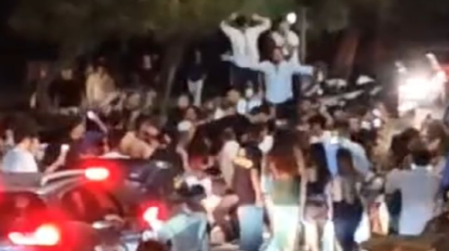 Cefalù, il lungomare diventa discoteca: balli sopra le auto e traffico paralizzato, la denuncia – IL VIDEO