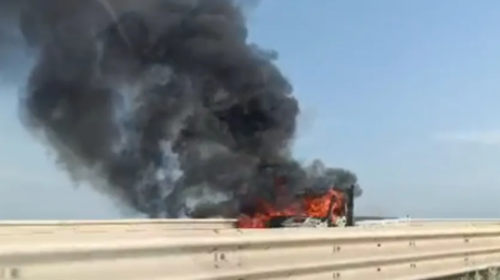 Furgone in fiamme sulla Palermo Mazara del Vallo, traffico bloccato verso l’aeroporto – VIDEO