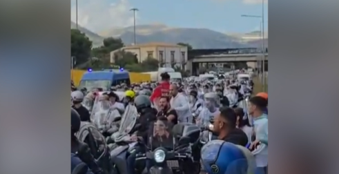 Il feretro di Paolo si ferma sotto al Pagliarelli, urla contro Maranzano – IL VIDEO Il feretro di Paolo si ferma sotto al Pagliarelli, urla contro Maranzano – IL VIDEO